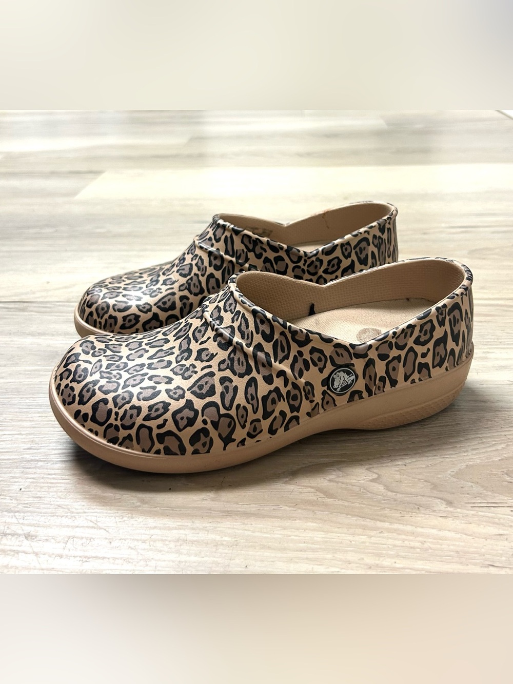 Crocs Neria Pro Work Clogs Leopard Animal Print Women Sz 7 Slip Resistant Casual - Picture 2 of 14